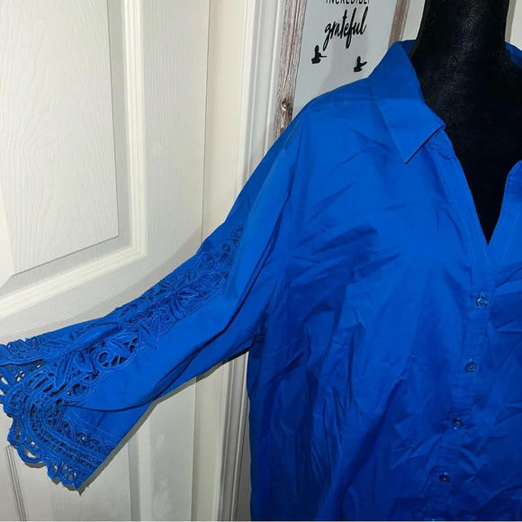 Plus size women’s blue button up top - Picture 2 of 6